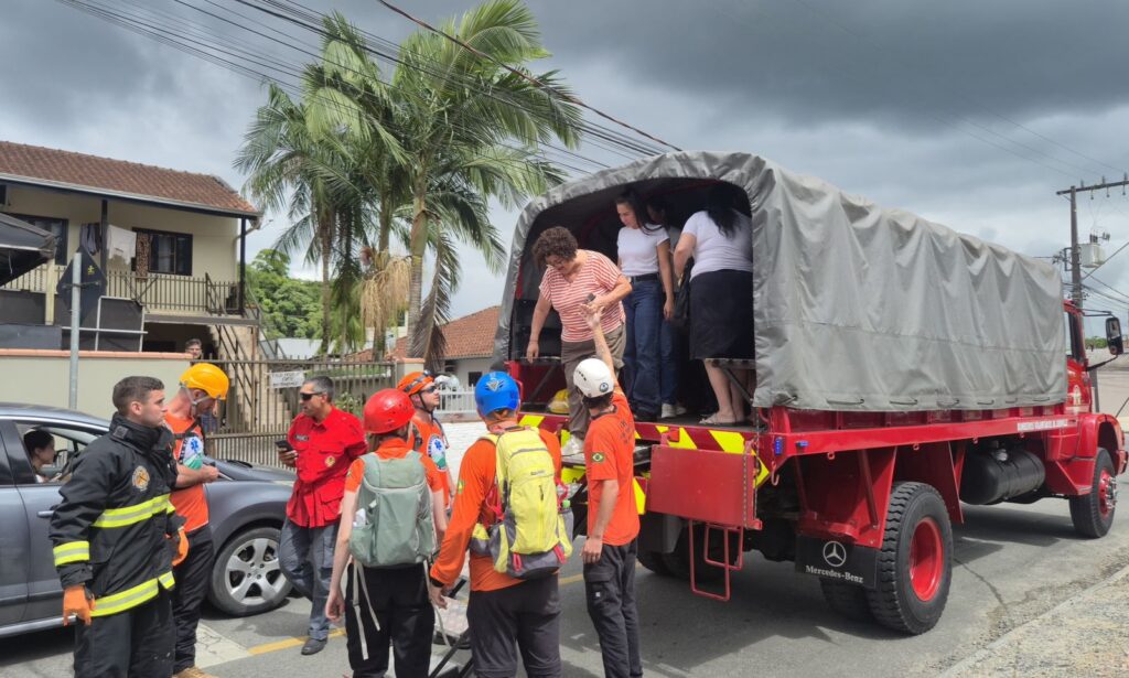 Simulado da Defesa Civil mobiliza comunidade com teste de rotas de fuga e abrigo emergencial em Joinville