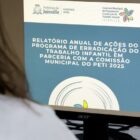 Mulher observa dados de relatório em tela de computador