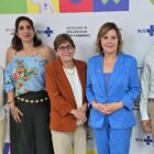 Quatro mulheres e um homem posam para foto