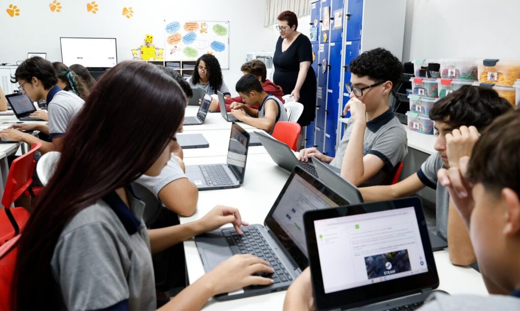 Projeto de contraturno escolar ensina uso da inteligência artificial para alunos da Rede Municipal de Ensino de Joinville