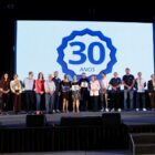 Servidores homenageados no palco do evento