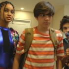 Cena do filme Empirion: Uma Aventura com Einstein, com uma menina e dois meninos