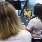 Prefeita Rejane sentada à mesa de frente para os epresentantes das entidades que promovem o movimento “Cada Voto Conta”