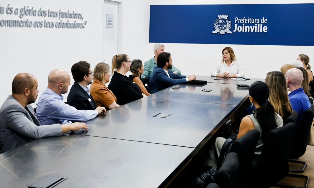 Prefeita se reúne com presidente e representantes da Ajorpeme