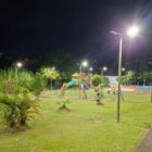 Praça do Jarivatuba iluminada com crianças brincando
