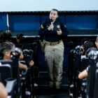 Agente da Polícia Rodoviária Federal fala para alunos