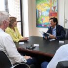 Prefeita e dois secretários reunidos em volta de uma mesa com presidente de associação