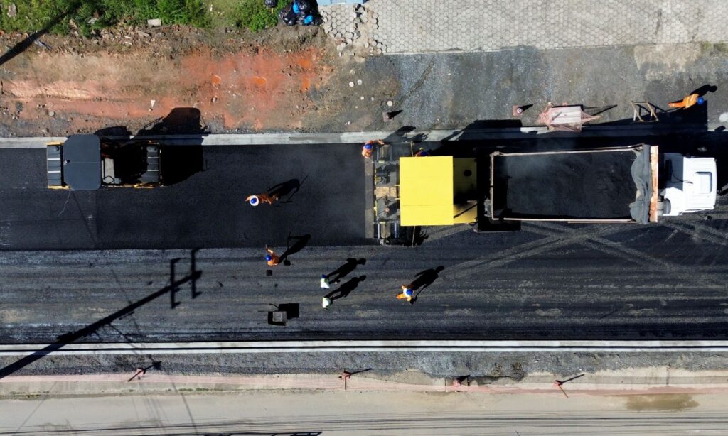 Avenida Santos Dumont recebe nova etapa de pavimentação e soma 360 toneladas de asfalto aplicadas
