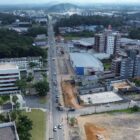 Imagem aérea do trecho da avenida Santos Dumont e rua Germano Wetzel mostra prédios e área de obras