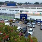 Imagem aérea mostra prédio amplo em que funciona um novo CEI. Há um estacionamento com vários carros e uma quadra de esportes