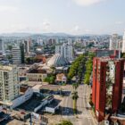 Imagem aérea de Joinville, cidade com prédios, ruas e comércios