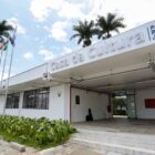 Fachada da Casa da Cultura de Joinville, uma construção reta e branca