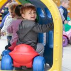 Crianças brincam em centro de educação infantil