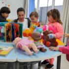 Crianças brincam em sala de aula de centro de educação infantil