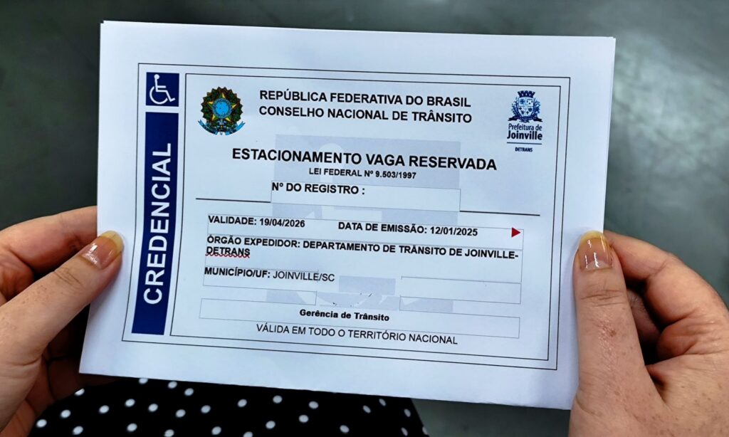 Departamento de Trânsito de Joinville orienta sobre necessidade de atualização nas credenciais de estacionamento