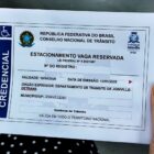 Pessoa segura em mãos credencial de estacional