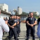 Secretário e prefeita conversam com guardas municipais alinhados em fila