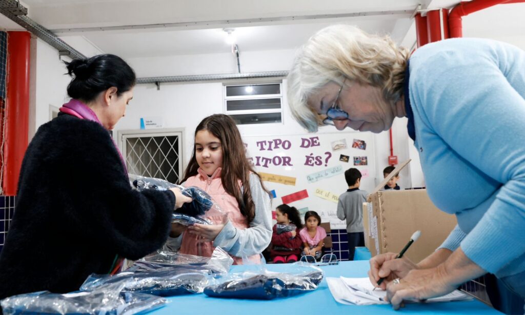 Secretaria de Educação inicia entrega de 230 mil peças de uniforme escolar de inverno