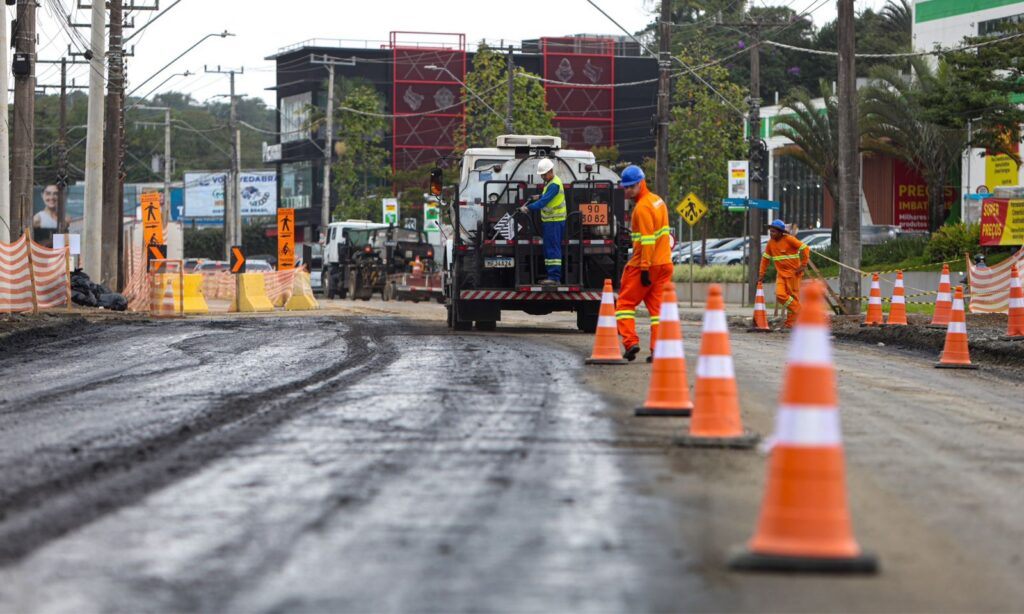 Asfalto aplicado na duplicação da avenida Santos Dumont passa por análise em laboratório antes da pavimentação