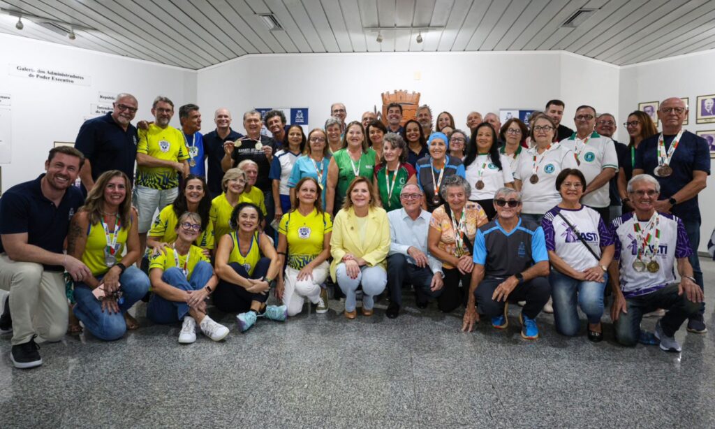 Atletas de Joinville no JASTI são recebidos pela prefeita Rejane Gambin