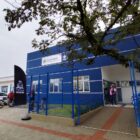 Fachada de uma unidade básica de saúde, construção térrea em azul e branco