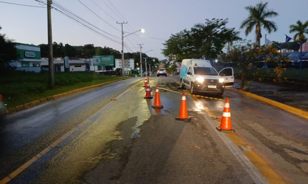 Águas de Joinville trabalha em manutenções emergenciais na rua Marquês de Olinda