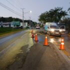 Carro da Águas de Joinville estacionado na via, com a área onde ocorrerá o reparo sinalizada por cones de trânsito