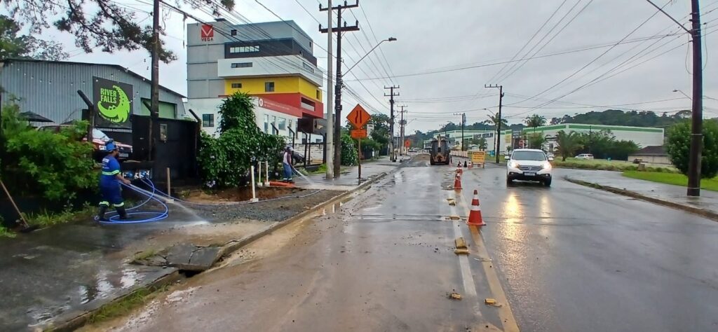 Águas de Joinville conclui reparo emergencial na avenida Santos Dumont