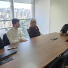Prefeita e comitiva em reunião com a equipe da Prefeitura de São Paulo