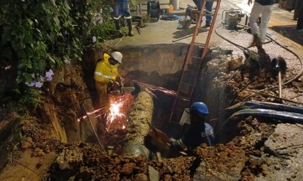 Águas de Joinville trabalha em manutenção emergencial na avenida Santos Dumont