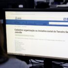 Tela de computador mostra página do site da Prefeitura sobre cadastro de entidades do terceiro setor