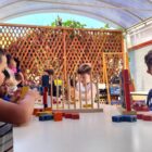 Crianças brincam com jogos em uma mesa em um centro de educação infantil