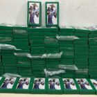 Imagem mostra centenas de tabletes verdes posicionados em cima de uma mesa