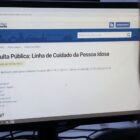 Tela de computador mostra página do site da Prefeitura de Joinville sobre consulta pública da linha de cuidado da pessoa idosa