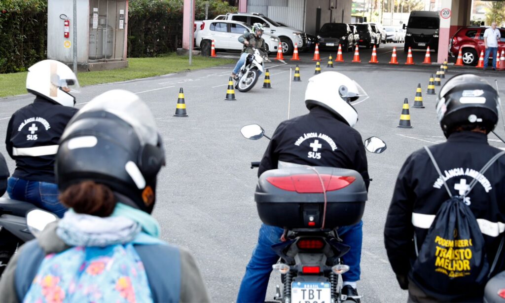 No Maio Amarelo, Escola Pública de Trânsito de Joinville promove curso de pilotagem para servidores da Prefeitura
