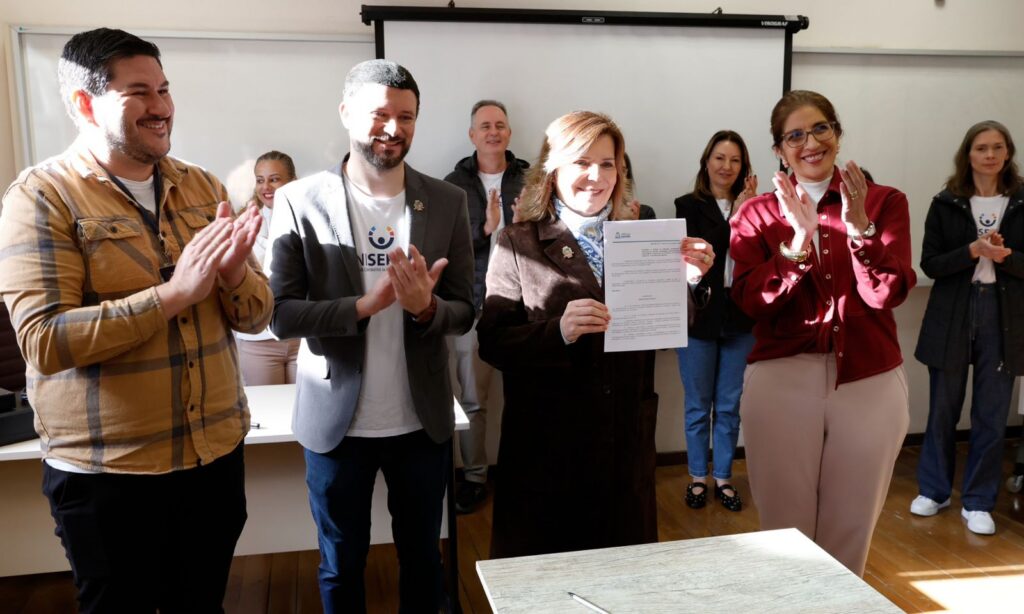Prefeita Rejane Gambin oficializa qualificação de servidores como Política de Educação Permanente em Joinville