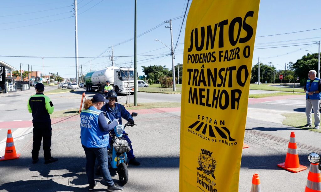 Prefeitura de Joinville realiza blitz educativa sobre as regras para circulação de autopropelidos
