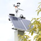 Imagem mostra estação meteorológica, equipamento com placa de luz solar e outros acessórios
