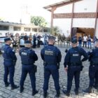 Imagem mostra homens fardados reunidos em um círculo no pátio de um batalhão