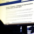 Tela de computador mostra página do site da Prefeitura de Joinville sobre Instituições de Longa Permanência para Idosos