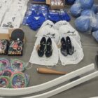 Óculos, faixas, quimonos, camisetas, bolas, argolas, entre outros materiais esportivos.