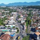 Imagem aérea mostra área urbana de Joinville, com rua Monsenhor Gercino ao centro