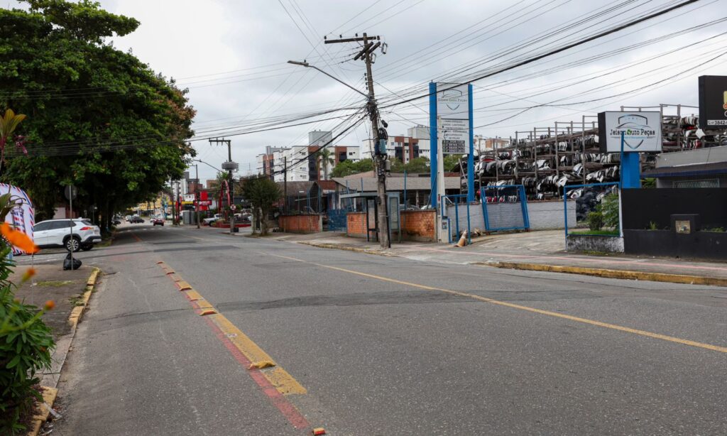 Obra em rede de drenagem causa interdição parcial em trecho da rua Dona Francisca nesta terça-feira