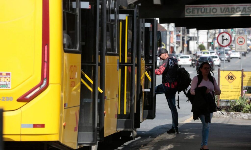 Nova linha de ônibus entre os terminais Guanabara e Central começa a operar nesta segunda-feira em Joinville