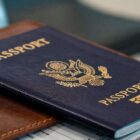 Imagem mostra um documento de passaporte sobre uma superfície