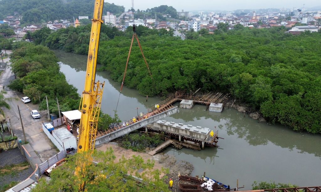 Ponte Anêmonas recebe primeiras vigas em trecho de curva no bairro Fátima