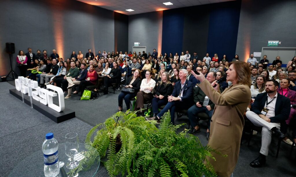 Prefeita Rejane Gambin destaca gestão humanizada em palestra na ExpoGestão