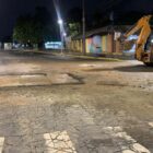 Máquina trabalha em reparo de rede de drenagem em rua