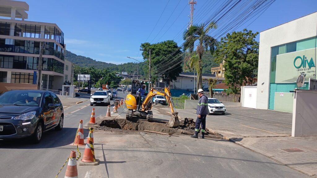 Águas de Joinville conclui reparo emergencial na rua Max Colin