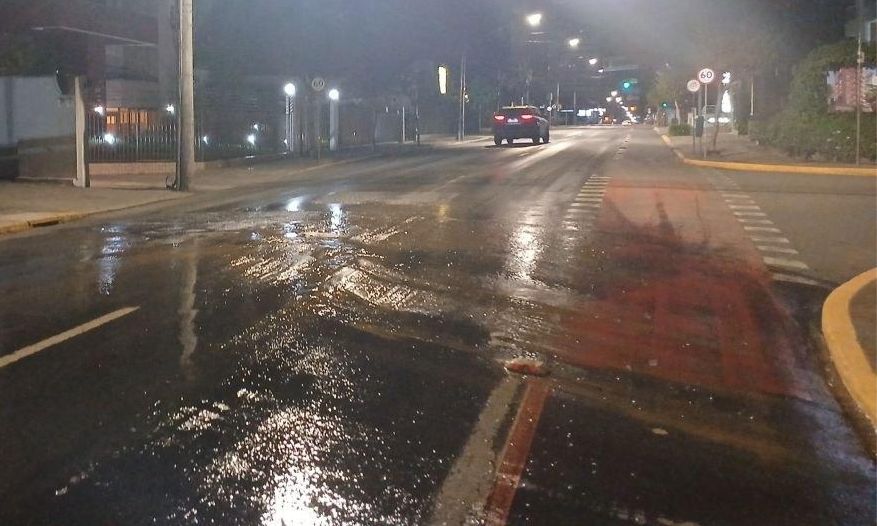 Águas de Joinville realiza manutenção emergencial na rua Max Colin
